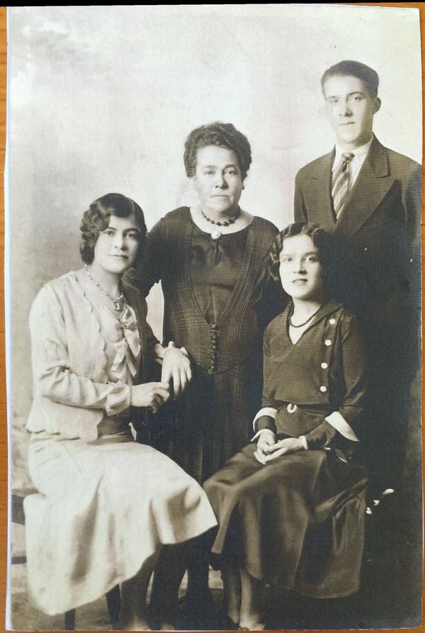 Rockliffe_Margaret_nee_Keast_with_son_Thomas_James_and_two_sisters